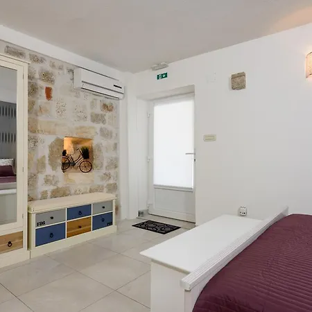Tironi 2 -sonja Trogir